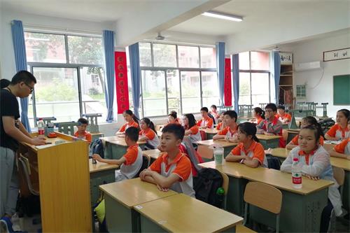 图为正在举行班会.jpg
