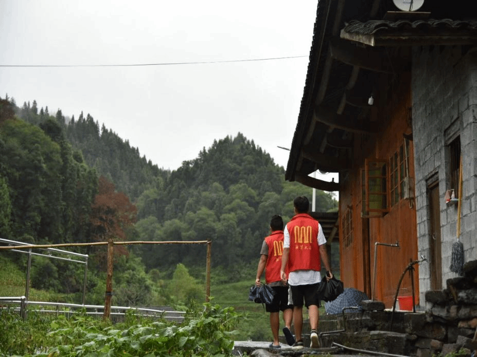 图为实践队员正在前往尖岩村村民家中调研.png