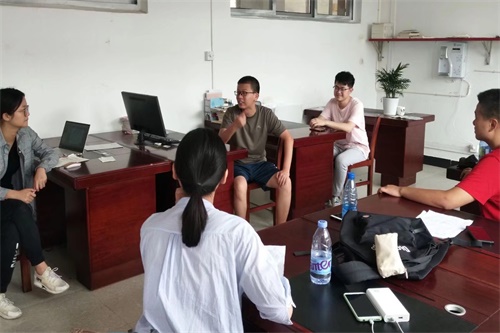 图为团队成员在开会.jpg