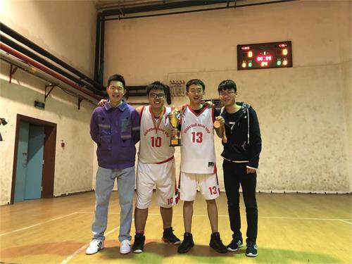 邹林峰同学寝室四人组,爱运动更爱学习.jpg