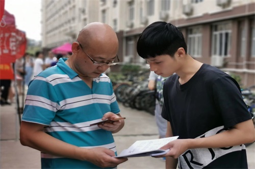图为志愿者引导家长.jpg