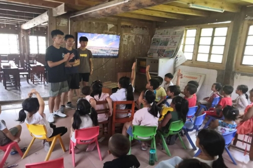图2,孩子们积极举手发言.jpg